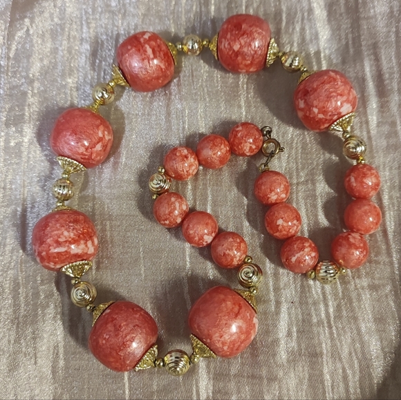 Coral Marbled Mottled Round Lucite Vintage Gold Tone Bead Necklace No Seams - Picture 3 of 7